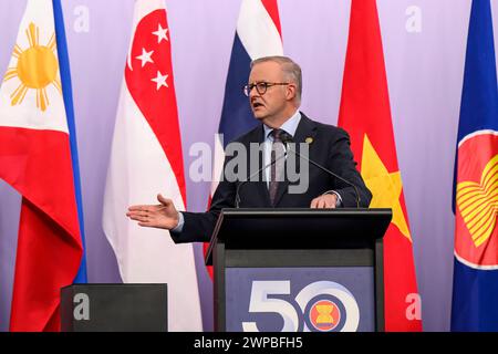 Melbourne, Australien. März 2024. Australiens Premierminister Anthony Albanese spricht während der Veranstaltung. Gemeinsame Medienerklärung des australischen Premierministers Anthony Albanese und des laotischen Premierministers Sonexay Siphandone während des Sondergipfels ASEAN-Australien 2024 in Melbourne. Auf dem dreitägigen Sondergipfel wird das 50. Jubiläum der Beziehungen zwischen ASEAN und Australien begangen, an dem Hunderte von Beamten und Führungspersönlichkeiten zu einem Gipfel zusammentreffen. Quelle: SOPA Images Limited/Alamy Live News Stockfoto