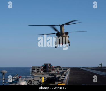 240114-N-PQ495-1716 SÜDCHINESISCHE SEE (14. Januar 2024) Ein CH-47F Chinook Hubschrauber, der der United States Army zugeordnet ist, startet vom Flugdeck des Flugzeugträgers USS Carl Vinson (CVN 70) der Nimitz-Klasse. Vinson, das Flaggschiff der Carrier Strike Group ONE, wird im Einsatzgebiet der 7. US-Flotte eingesetzt, um einen freien und offenen Indo-Pazifik zu unterstützen. (Foto der U.S. Navy von Mass Communication Specialist 2nd Class Larissa T. Dougherty) Stockfoto