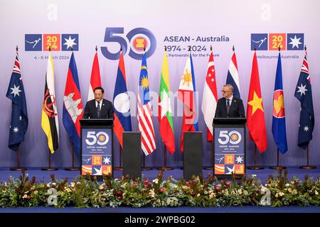 Melbourne, Australien. März 2024. (L-R) Laos Premierminister Sonexay Siphandone und Australiens Premierminister Anthony Albanese sprechen während der Veranstaltung. Gemeinsame Medienerklärung des australischen Premierministers Anthony Albanese und des laotischen Premierministers Sonexay Siphandone während des Sondergipfels ASEAN-Australien 2024 in Melbourne. Auf dem dreitägigen Sondergipfel wird das 50. Jubiläum der Beziehungen zwischen ASEAN und Australien begangen, an dem Hunderte von Beamten und Führungspersönlichkeiten zu einem Gipfel zusammentreffen. (Foto: George Chan/SOPA Images/SIPA USA) Credit: SIPA USA/Alamy Live News Stockfoto