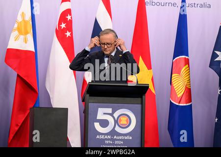 Melbourne, Australien. März 2024. Australiens Premierminister Anthony Albanese sah, wie er während der Veranstaltung die Übersetzungs-Kopfhörer aufsetzte. Gemeinsame Medienerklärung des australischen Premierministers Anthony Albanese und des laotischen Premierministers Sonexay Siphandone während des Sondergipfels ASEAN-Australien 2024 in Melbourne. Auf dem dreitägigen Sondergipfel wird das 50. Jubiläum der Beziehungen zwischen ASEAN und Australien begangen, an dem Hunderte von Beamten und Führungspersönlichkeiten zu einem Gipfel zusammentreffen. (Foto: George Chan/SOPA Images/SIPA USA) Credit: SIPA USA/Alamy Live News Stockfoto