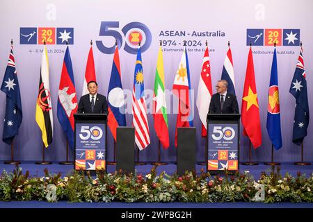 Melbourne, Australien. März 2024. (L-R) Laos Premierminister Sonexay Siphandone und Australiens Premierminister Anthony Albanese sprechen während der Veranstaltung. Gemeinsame Medienerklärung des australischen Premierministers Anthony Albanese und des laotischen Premierministers Sonexay Siphandone während des Sondergipfels ASEAN-Australien 2024 in Melbourne. Auf dem dreitägigen Sondergipfel wird das 50. Jubiläum der Beziehungen zwischen ASEAN und Australien begangen, an dem Hunderte von Beamten und Führungspersönlichkeiten zu einem Gipfel zusammentreffen. (Foto: George Chan/SOPA Images/SIPA USA) Credit: SIPA USA/Alamy Live News Stockfoto