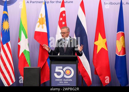 Melbourne, Australien. März 2024. Australiens Premierminister Anthony Albanese spricht während der Veranstaltung. Gemeinsame Medienerklärung des australischen Premierministers Anthony Albanese und des laotischen Premierministers Sonexay Siphandone während des Sondergipfels ASEAN-Australien 2024 in Melbourne. Auf dem dreitägigen Sondergipfel wird das 50. Jubiläum der Beziehungen zwischen ASEAN und Australien begangen, an dem Hunderte von Beamten und Führungspersönlichkeiten zu einem Gipfel zusammentreffen. (Foto: George Chan/SOPA Images/SIPA USA) Credit: SIPA USA/Alamy Live News Stockfoto