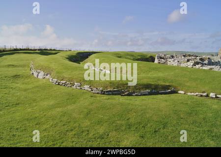 Broch of Gurness, ein Broch Village aus der Eisenzeit an der Nordostküste des schottischen Festlands Orkney mit Blick auf den Eynhallow Sound Stockfoto