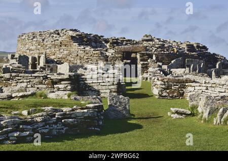 Broch of Gurness, ein Broch Village aus der Eisenzeit an der Nordostküste des schottischen Festlands Orkney mit Blick auf den Eynhallow Sound Stockfoto