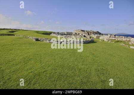 Broch of Gurness, ein Broch Village aus der Eisenzeit an der Nordostküste des schottischen Festlands Orkney mit Blick auf den Eynhallow Sound Stockfoto