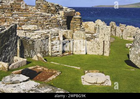 Broch of Gurness, ein Broch Village aus der Eisenzeit an der Nordostküste des schottischen Festlands Orkney mit Blick auf den Eynhallow Sound Stockfoto