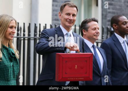 London, Großbritannien. März 2024. Jeremy Hunt (2. L), der britische Finanzminister, posiert für Fotos, als er am 6. März 2024 die Downing Street 11 verlässt, um sein Budget an das Parlament in London zu übergeben. Der britische Finanzminister Jeremy Hunt kündigte am Mittwoch in seinem Frühjahrshaushalt an, die Beiträge zur National Insurance für 27 Millionen britische Arbeitnehmer zu kürzen. Quelle: Xinhua/Alamy Live News Stockfoto