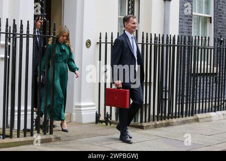 London, Großbritannien. März 2024. Jeremy Hunt (1st R), der britische Finanzminister, verlässt 11 Downing Street, um sein Budget am 6. März 2024 an das Parlament in London zu übergeben. Der britische Finanzminister Jeremy Hunt kündigte am Mittwoch in seinem Frühjahrshaushalt an, die Beiträge zur National Insurance für 27 Millionen britische Arbeitnehmer zu kürzen. Quelle: Xinhua/Alamy Live News Stockfoto