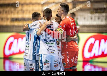 6. März 2024, Jaragua do Sul, Santa Catarina, Brasilien: JARAGUA DO SUL (SC), 06.03.2024- MEISTERSCHAFT/FUTSAL/SUPERCUP-Lanze während des Spiels zwischen Pato Futsal (PR) und Sao Joao do Jaguaribe (CE) für den Männer Futsal Super Cup 2024, ausgetragen am Mittwoch, 6. März, in der Arena Jaragua do Sul, Santa Catarina. (Kreditbild: © Richard Ferrari/TheNEWS2 via ZUMA Press Wire) NUR REDAKTIONELLE VERWENDUNG! Nicht für kommerzielle ZWECKE! Stockfoto