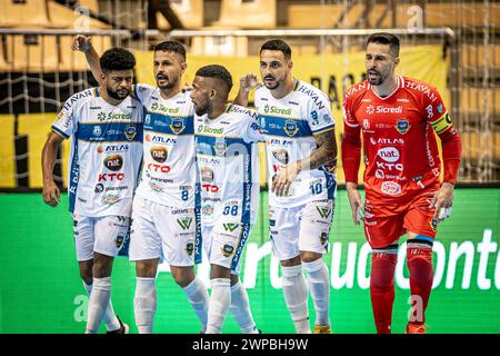 6. März 2024, Jaragua do Sul, Santa Catarina, Brasilien: JARAGUA DO SUL (SC), 06.03.2024- MEISTERSCHAFT/FUTSAL/SUPERCUP-Lanze während des Spiels zwischen Pato Futsal (PR) und Sao Joao do Jaguaribe (CE) für den Männer Futsal Super Cup 2024, ausgetragen am Mittwoch, 6. März, in der Arena Jaragua do Sul, Santa Catarina. (Kreditbild: © Richard Ferrari/TheNEWS2 via ZUMA Press Wire) NUR REDAKTIONELLE VERWENDUNG! Nicht für kommerzielle ZWECKE! Stockfoto