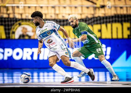 6. März 2024, Jaragua do Sul, Santa Catarina, Brasilien: JARAGUA DO SUL (SC), 06.03.2024- MEISTERSCHAFT/FUTSAL/SUPERCUP-Lanze während des Spiels zwischen Pato Futsal (PR) und Sao Joao do Jaguaribe (CE) für den Männer Futsal Super Cup 2024, ausgetragen am Mittwoch, 6. März, in der Arena Jaragua do Sul, Santa Catarina. (Kreditbild: © Richard Ferrari/TheNEWS2 via ZUMA Press Wire) NUR REDAKTIONELLE VERWENDUNG! Nicht für kommerzielle ZWECKE! Stockfoto