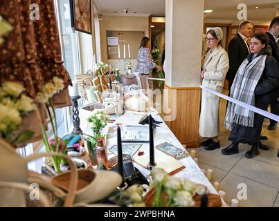 Nicht exklusiv: ODESA, UKRAINE - 6. MÄRZ 2024 - die Habseligkeiten der Opfer werden während der Gedenkfeier für Anna Haidarzhy, 31 Jahre alt, und ihn ausgestellt Stockfoto