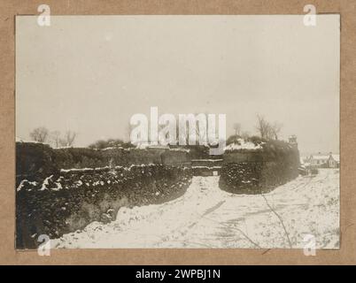 Das Foto zeigt den ehemaligen Lubomirski-Palast in Dubno aus der Stadt und zeigt Verteidigungsmauern und die umliegende städtische Umgebung um 1912. Stockfoto