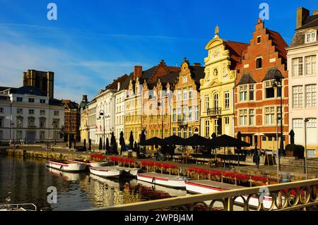 Stadtbild von Gent mit traditionellen flämischen Stadthäusern am Ufer des Leie Flusses Stockfoto