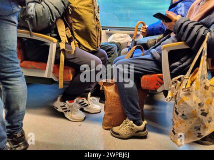 Viele Leute im überfüllten Lokalzug, Deutschland, Hessen Stockfoto