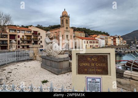 Eglise Notre Dame de Bonne nouvelle et Monument aux morts de la Place Charles de Gaulle Stockfoto