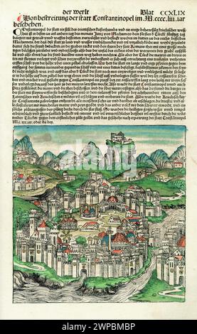 Schöne Holzschnittseiten aus der Nürnberger Chronik von 1493, die eine Enzyklopädie über Weltereignisse, Mythologie und christliche Geschichte ist. Dieses außergewöhnliche Werk war eines der frühesten Bücher, die jemals gedruckt wurden und das erste, das erfolgreich Text und Bilder integriert. Diese Seiten zeigen lateinischen Text und einen Stich der Stadt Konstantinopel (heute Istanbul) in der Türkei Stockfoto