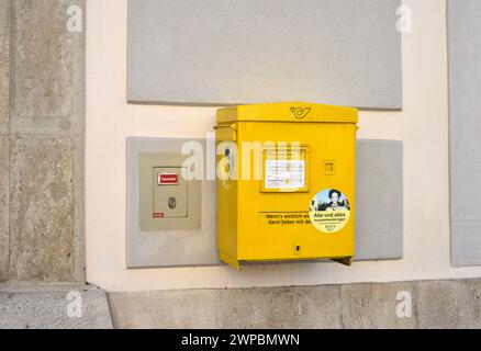 Wien, Österreich 10-06-2023 Gelber traditioneller Briefkasten im Freien an einer Fassade Stockfoto