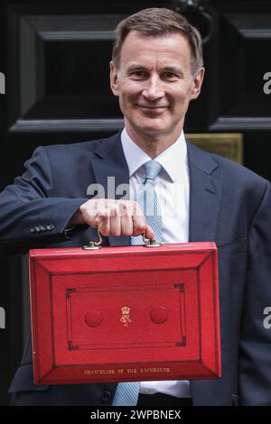 London, Großbritannien. März 2024. Jeremy Hunt, Abgeordneter, Chancellor of the Exchequer, und sein Treasury-Team, vor der Downing Street 11 mit dem berühmten roten Versandkarton, bevor er den Frühjahrshaushalt an das Parlament übergibt. Quelle: Imageplotter/Alamy Live News Stockfoto