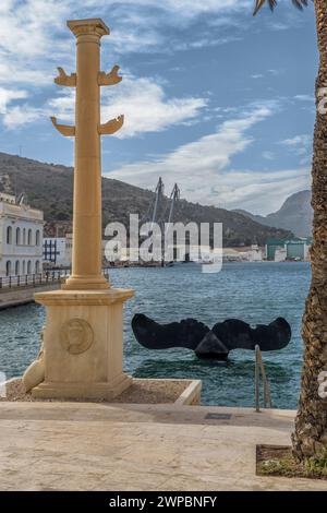 Der Walschwanz des Bildhauers Fernando Sáenz aus Elorrieta aus Cortenstahl. Skulptur, die den Tauchgang eines Wals im Hafen von Cartagena, Spanien, simuliert Stockfoto