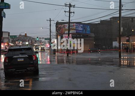 Philadelphia, Pennsylvania, USA. März 2024. (NEU) Massenschießen verletzt acht Jugendliche an einer SEPTA-Bushaltestelle in Philadelphia, Pennsylvania. 6. März 2024 in Philadelphia, Pennsylvania, USA: Gegen 14:59 Uhr gingen zahlreiche 911 Anrufe ein, die eine Massenerschießung auf dem Highway bei Dunkin Donuts berichteten. Bei der Ankunft entdeckte die Polizei acht Opfer am Tatort mit Schussverletzungen auf der Cottman und Rising Sun Avenue. Das Alter der Opfer liegt zwischen 15 und 16 Jahren. (Kreditbild: © Kyle Mazza/TheNEWS2 via ZUMA Press Wire) NUR REDAKTIONELLE VERWENDUNG! Nicht für kommerzielle ZWECKE! Stockfoto