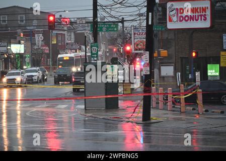 Philadelphia, Pennsylvania, USA. März 2024. (NEU) Massenschießen verletzt acht Jugendliche an einer SEPTA-Bushaltestelle in Philadelphia, Pennsylvania. 6. März 2024 in Philadelphia, Pennsylvania, USA: Gegen 14:59 Uhr gingen zahlreiche 911 Anrufe ein, die eine Massenerschießung auf dem Highway bei Dunkin Donuts berichteten. Bei der Ankunft entdeckte die Polizei acht Opfer am Tatort mit Schussverletzungen auf der Cottman und Rising Sun Avenue. Das Alter der Opfer liegt zwischen 15 und 16 Jahren. (Kreditbild: © Kyle Mazza/TheNEWS2 via ZUMA Press Wire) NUR REDAKTIONELLE VERWENDUNG! Nicht für kommerzielle ZWECKE! Stockfoto