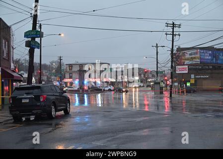 Philadelphia, Pennsylvania, USA. März 2024. (NEU) Massenschießen verletzt acht Jugendliche an einer SEPTA-Bushaltestelle in Philadelphia, Pennsylvania. 6. März 2024 in Philadelphia, Pennsylvania, USA: Gegen 14:59 Uhr gingen zahlreiche 911 Anrufe ein, die eine Massenerschießung auf dem Highway bei Dunkin Donuts berichteten. Bei der Ankunft entdeckte die Polizei acht Opfer am Tatort mit Schussverletzungen auf der Cottman und Rising Sun Avenue. Das Alter der Opfer liegt zwischen 15 und 16 Jahren. (Kreditbild: © Kyle Mazza/TheNEWS2 via ZUMA Press Wire) NUR REDAKTIONELLE VERWENDUNG! Nicht für kommerzielle ZWECKE! Stockfoto