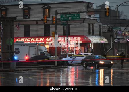 Philadelphia, Pennsylvania, USA. März 2024. (NEU) Massenschießen verletzt acht Jugendliche an einer SEPTA-Bushaltestelle in Philadelphia, Pennsylvania. 6. März 2024 in Philadelphia, Pennsylvania, USA: Gegen 14:59 Uhr gingen zahlreiche 911 Anrufe ein, die eine Massenerschießung auf dem Highway bei Dunkin Donuts berichteten. Bei der Ankunft entdeckte die Polizei acht Opfer am Tatort mit Schussverletzungen auf der Cottman und Rising Sun Avenue. Das Alter der Opfer liegt zwischen 15 und 16 Jahren. (Kreditbild: © Kyle Mazza/TheNEWS2 via ZUMA Press Wire) NUR REDAKTIONELLE VERWENDUNG! Nicht für kommerzielle ZWECKE! Stockfoto