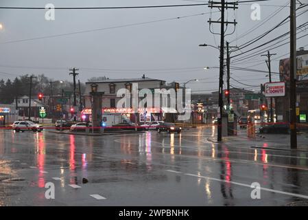 Philadelphia, Pennsylvania, USA. März 2024. (NEU) Massenschießen verletzt acht Jugendliche an einer SEPTA-Bushaltestelle in Philadelphia, Pennsylvania. 6. März 2024 in Philadelphia, Pennsylvania, USA: Gegen 14:59 Uhr gingen zahlreiche 911 Anrufe ein, die eine Massenerschießung auf dem Highway bei Dunkin Donuts berichteten. Bei der Ankunft entdeckte die Polizei acht Opfer am Tatort mit Schussverletzungen auf der Cottman und Rising Sun Avenue. Das Alter der Opfer liegt zwischen 15 und 16 Jahren. (Kreditbild: © Kyle Mazza/TheNEWS2 via ZUMA Press Wire) NUR REDAKTIONELLE VERWENDUNG! Nicht für kommerzielle ZWECKE! Stockfoto