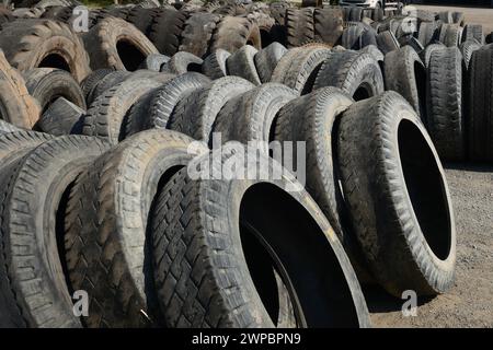 THAILAND - CHIANG-Mai, 26. November 2023 : das alte Rad von Junk-Reifen wird wiederverwendet, recycelt oder repariert. Stockfoto