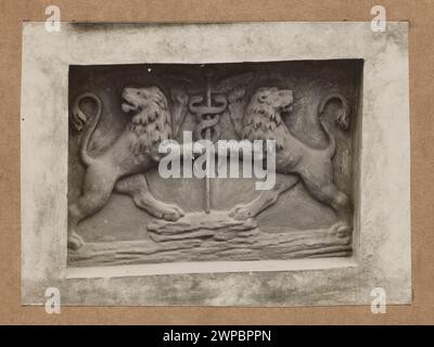 Kamienica Filipowiczowska in Lviv, Ukraine, zeigt zwei Löwenskulpturen aus dem Jahr 1740, aufgenommen von Józef Kościesza Jaworski zwischen 1912 und 1922. Stockfoto