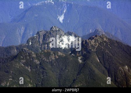 Aus der Vogelperspektive auf die Gipfel und Bergrücken des Mount Hanover und Brunswick Mountain in den North Shore Mountains in der Nähe von Lion's Bay, British Columbia, Kanada. Stockfoto
