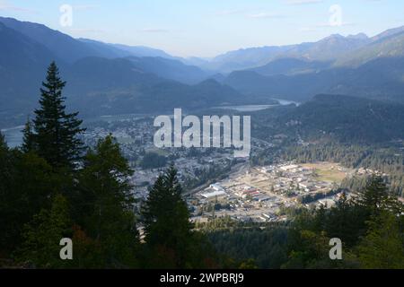 Der Blick auf die Stadt Hope und den Fraser River Canyon und das Tal in der Region Lower Mainland in British Columbia, Kanada. Stockfoto