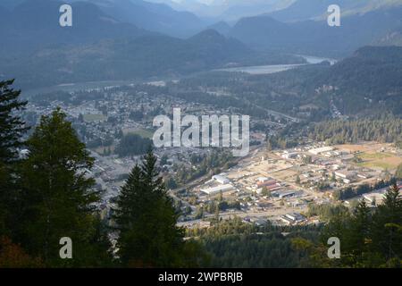 Der Blick auf die Stadt Hope und den Fraser River Canyon und das Tal in der Region Lower Mainland in British Columbia, Kanada. Stockfoto