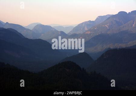 Blick auf das Fraser River Valley und den Canyon von den Bergen oberhalb der Stadt Hope in der Region Lower Mainland in British Columbia, Kanada. Stockfoto