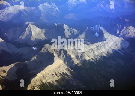 Eine Luftaufnahme der Rocky Mountains im Spätsommer an der Grenze zwischen British Columbia und Alberta im Westen Kanadas. Stockfoto