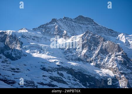 Atemberaubende Nahaufnahme der Eiger Nordwand von der Kleinen Scheidegg an einem sonnigen Wintertag, berühmter Berg der Schweizer Alpen im Berner Oberland bei Jungfra Stockfoto