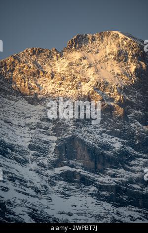 Atemberaubende Nahaufnahme der Eiger Nordwand von der Kleinen Scheidegg an einem sonnigen Wintertag, berühmter Berg der Schweizer Alpen im Berner Oberland bei Jungfra Stockfoto