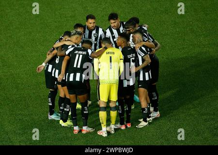 Rio de Janeiro, Brasilien. März 2024. Spieler von Botafogo vor dem Spiel zwischen Botafogo und Red Bull Bragantino für die dritte Phase der Copa CONMEBOL Libertadores 2024 im Nilton Santos Stadium in Rio de Janeiro, Brasilien am 6. März. Foto: Nadine Freitas/DiaEsportivo/Alamy Live News Credit: DiaEsportivo/Alamy Live News Stockfoto