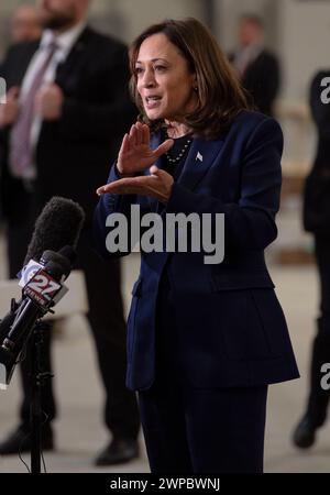 Madison, Wisconsin, USA. März 2024. Vizepräsidentin KAMALA HARRIS gab in einer Rede in der Metro Transit Satellite Bus Facility bekannt, dass Präsident Biden eine neue Executive Order unterzeichnen wird, um die Ausbildung in sauberer Energieinfrastruktur auszubauen. (Bild: © Brian Cahn/ZUMA Press Wire) NUR REDAKTIONELLE VERWENDUNG! Nicht für kommerzielle ZWECKE! Stockfoto