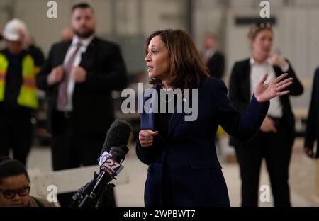 Madison, Wisconsin, USA. März 2024. Vizepräsidentin KAMALA HARRIS gab in einer Rede in der Metro Transit Satellite Bus Facility bekannt, dass Präsident Biden eine neue Executive Order unterzeichnen wird, um die Ausbildung in sauberer Energieinfrastruktur auszubauen. (Bild: © Brian Cahn/ZUMA Press Wire) NUR REDAKTIONELLE VERWENDUNG! Nicht für kommerzielle ZWECKE! Stockfoto