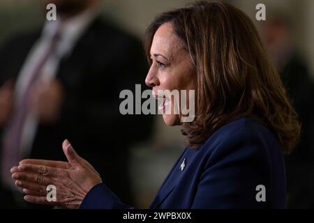 Madison, Wisconsin, USA. März 2024. Vizepräsidentin KAMALA HARRIS gab in einer Rede in der Metro Transit Satellite Bus Facility bekannt, dass Präsident Biden eine neue Executive Order unterzeichnen wird, um die Ausbildung in sauberer Energieinfrastruktur auszubauen. (Bild: © Brian Cahn/ZUMA Press Wire) NUR REDAKTIONELLE VERWENDUNG! Nicht für kommerzielle ZWECKE! Stockfoto