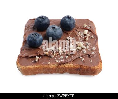 Toast mit leckerer Nussbutter, Heidelbeeren und Nüssen isoliert auf weiß Stockfoto