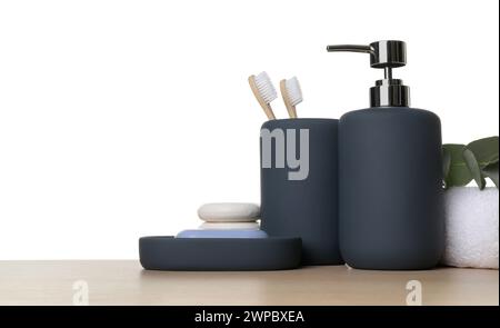 Badezimmerzubehör. Verschiedene Körperpflegeprodukte auf Holztisch vor weißem Hintergrund. Leerzeichen für Text Stockfoto
