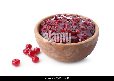 Leckere Preiselbeersauce in der Schüssel und frische Beeren isoliert auf weiß Stockfoto