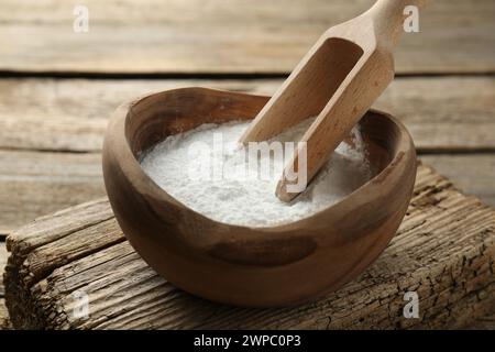 Backpulver in der Schüssel und Schaufel auf Holztisch Stockfoto