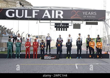 BAHRAIN, Sachhir, 2. März 2024: Die 20 Formel-1-Piloten, die das erste Rennen der neuen Saison aufgenommen haben, posieren für ein Foto vor dem Rennen auf dem Bahrain International Circuit am 2. März 2024 in Bahrain, Formel-1-Rennen 1, Saisonauftakt, #1, Max VERSTAPPEN, NDL, Oracle Red Bull Racing, Nr. 11. Sergio PEREZ Mendoza, MEX, #3, Daniel RICCIARDO, aus, Team Visa Cash App RB, Racing Bulls Team, #22, Yuki TSUNODA, JAP, Racing Bulls Team, #10, Pierre GASLY, FRA, Alpine F1 Team, #31, Esteban OCON, #63, George RUSSEL, GBR, Mercedes AMG F1 Team, #44, Lewis HAMILTON, #77, Valtteri BOTTAS, FIN, PFAHL SAUBER F Stockfoto