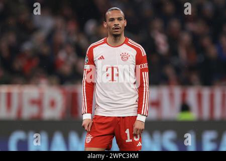 München, Deutschland. März 2024. Leroy Sane von Bayern München sieht beim UEFA Champions League Spiel in der Allianz Arena in München zu. Der Bildnachweis sollte lauten: Jonathan Moscrop/Sportimage Credit: Sportimage Ltd/Alamy Live News Stockfoto