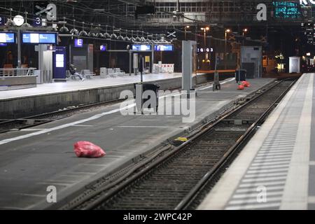 Köln, Deutschland. März 2024. Die Gleise am Kölner Hauptbahnhof sind leer. Im Lohnstreit mit der Deutschen Bahn hat die gewerkschaft GDL zu 35-Stunden-Streiks sowohl im Personen- als auch im Güterverkehr aufgerufen. Quelle: Sascha Thelen/dpa/Alamy Live News Stockfoto