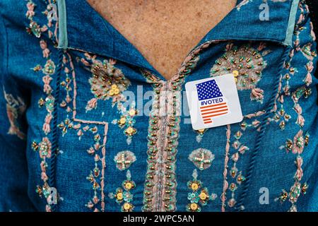 Frau mit einem „Ich habe gewählt“-Aufkleber auf ihrem Hemd oder ihrer Bluse nach der Wahl in Alabama. Stockfoto